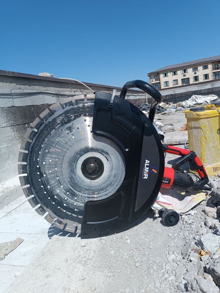 Katta olmosli disk bilan beton to'siqni kesish