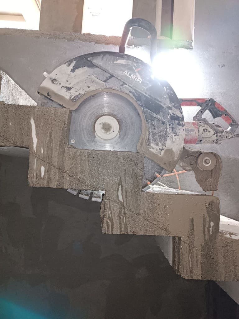 Beton devor olmosli disk bilan kesilmoqda